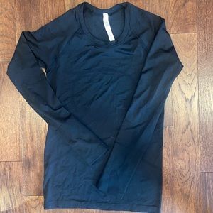 Lululemon long sleeve black. Women’s Size:6